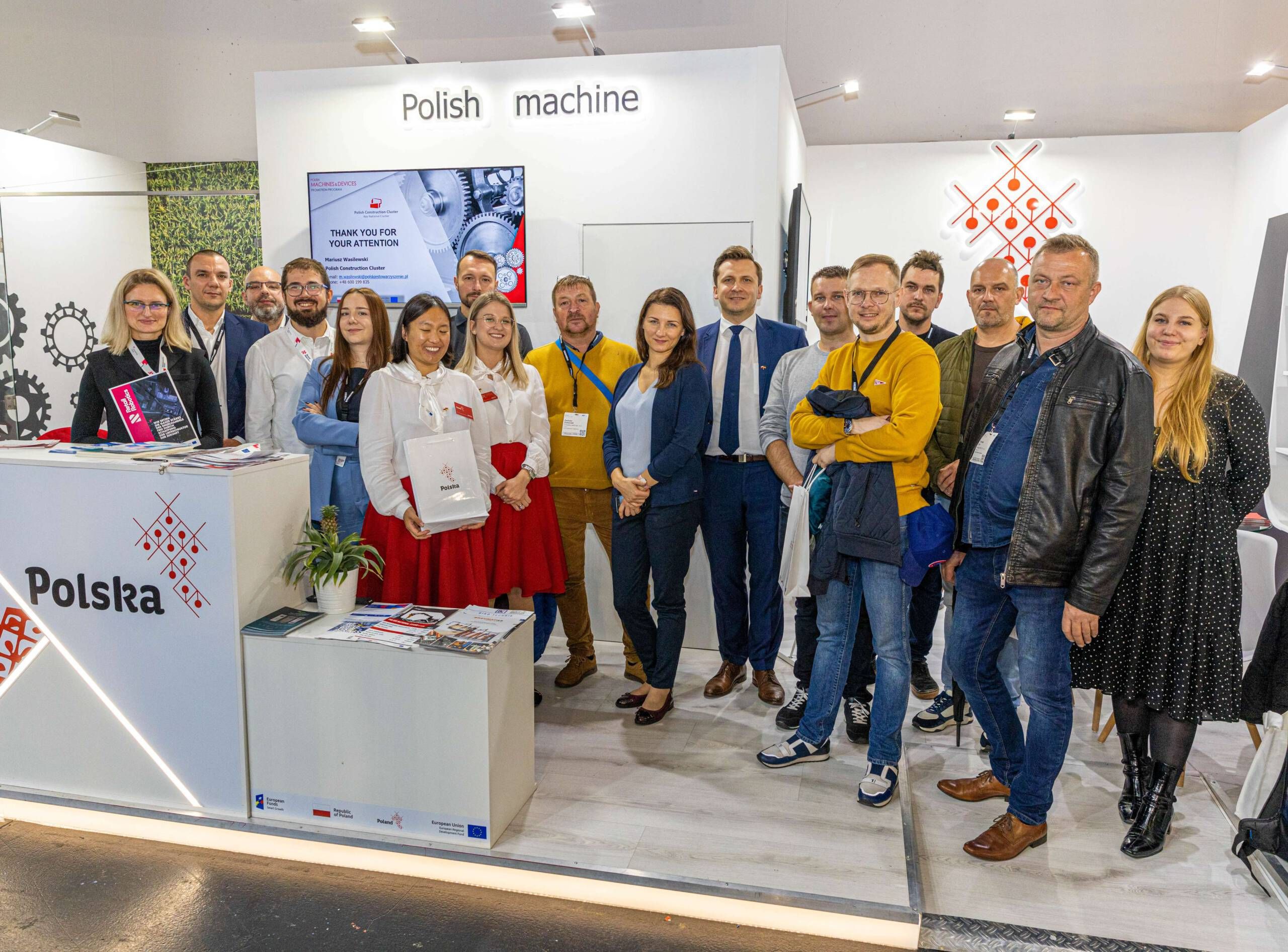 grupa ludzi pozująca do zdjęcia