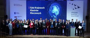 grupa ludzi pozujących do zdjęci