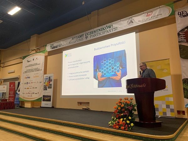 prezenter i jego prezentacja, slajd przedstawia przyszłość budownictwa