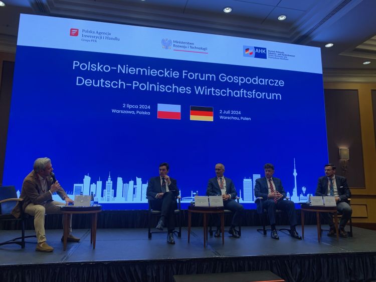 zdjęcie z forum gospodarczego przedstawiające uczestników panelu dyskusyjnego na secenie