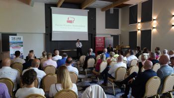 zdjęcie z części oficjalnej na sali konferencyjnej podczas spotkania integracyjno-biznesowego w Augustowie