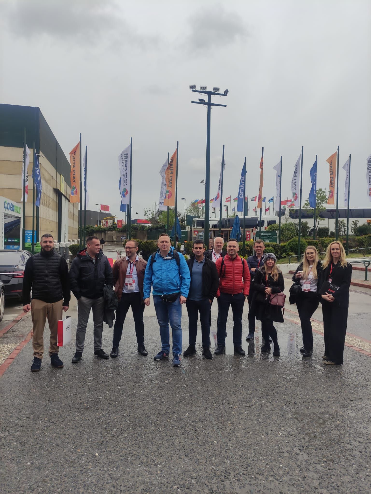 grupa ludzi pozujących do zdjęcia