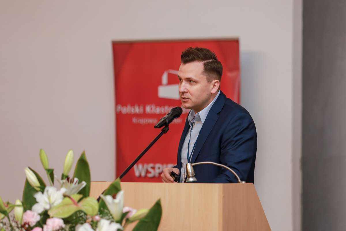 mężczyzna przemawiający przez mikrofon